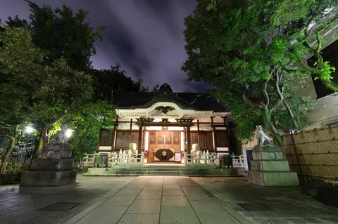夜の静寂、狛犬が見守る神社