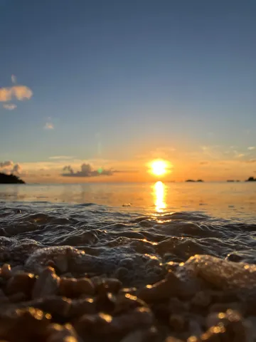 波打ち際からの夕日、幻想的な輝き