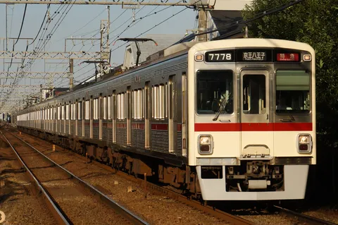 夕刻の鉄路を走る列車
