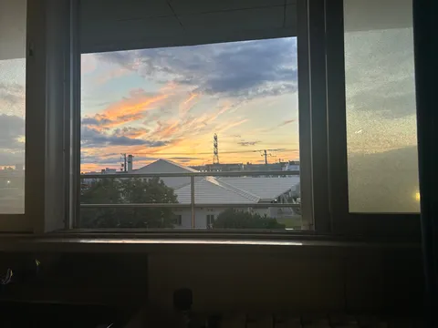 窓辺に映る、燃えるような夕焼け