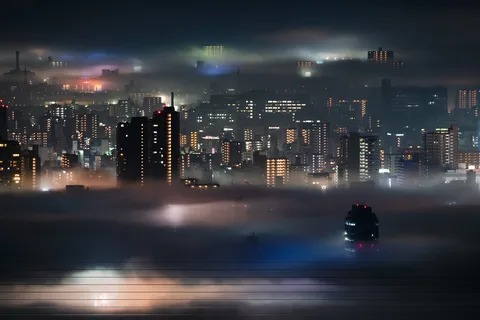 霧に沈む都市の灯り