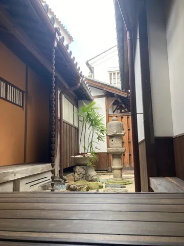 風情ある坪庭の静寂