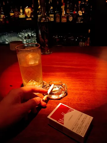 灯りと杯の静かな夜