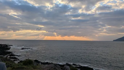 夕光の海辺の静かな刻