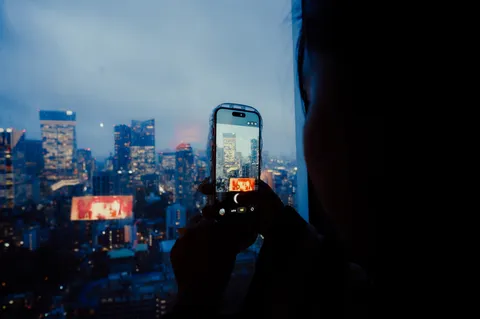夜景を映す、スマートフォンの瞳