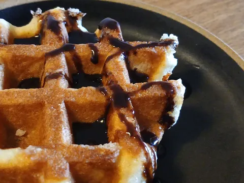 とろ〜りチョコソースのワッフル