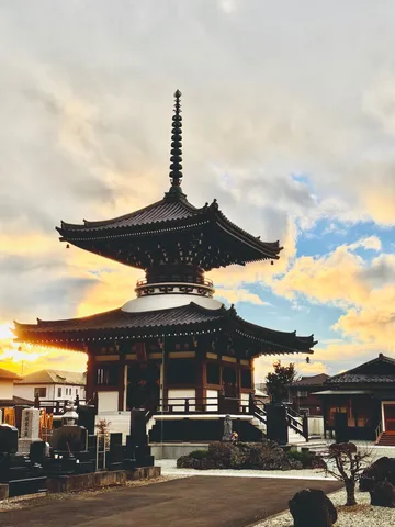 夕焼け空と、静かに佇む塔