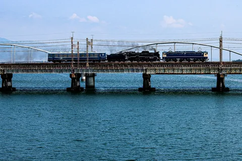 青い海と鉄橋を渡る列車