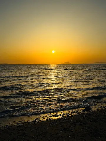 水平線に溶ける黄金の夕日