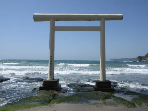 海辺の鳥居、時を刻む