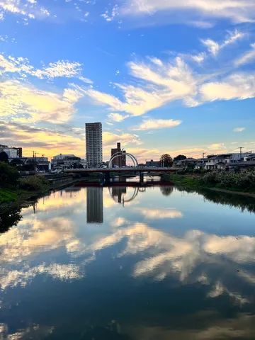 空と水面、都会の静寂