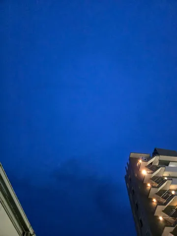夜空とビル、秘密の囁き