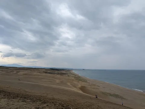 雲間に静かな海景色