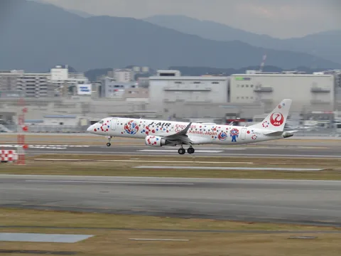 空飛ぶ「はらぺこ」号、着陸！