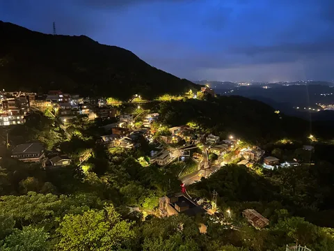灯りの灯る山里の夜景