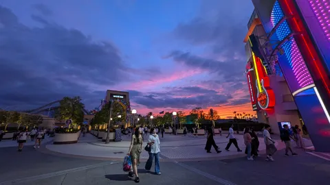 夕暮れの遊園地通り