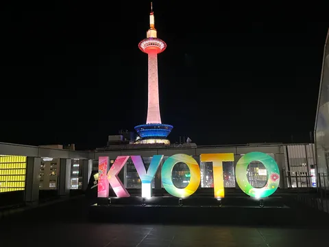 夜空に映える古都のサイン