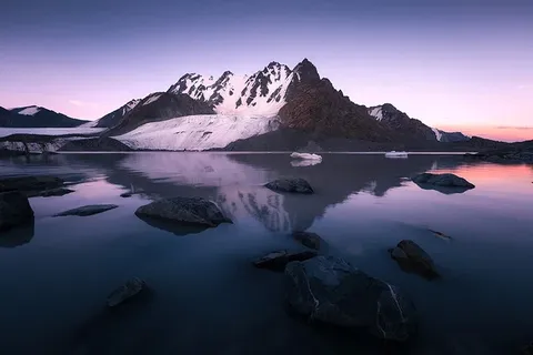 紫に染まる山湖