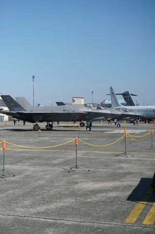 空と戦闘機、日常の風景