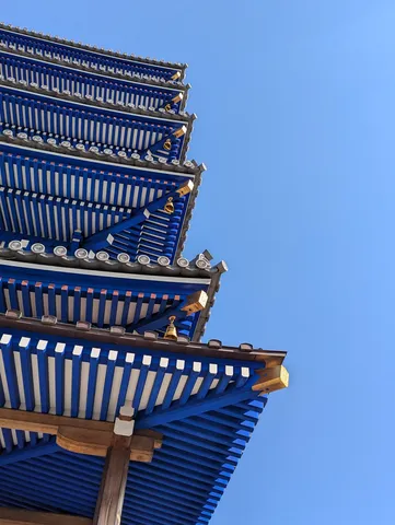 空と青い寺院のコントラスト
