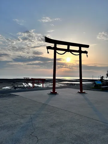 夕陽に染まる鳥居のシルエット