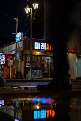 夜の街角、水面のネオン