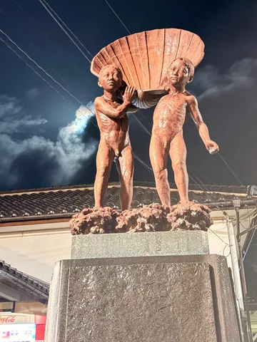 夜空の下、貝殻を運ぶ子供たち