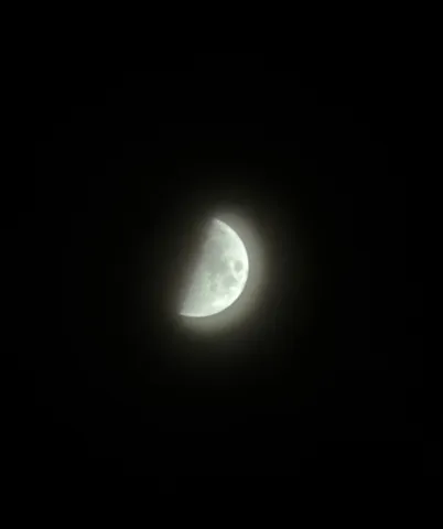 漆黒に浮かぶ半月