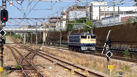 夏の陽射しと複雑な線路