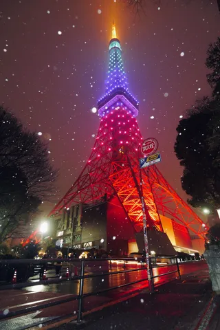 雪の夜を照らす塔