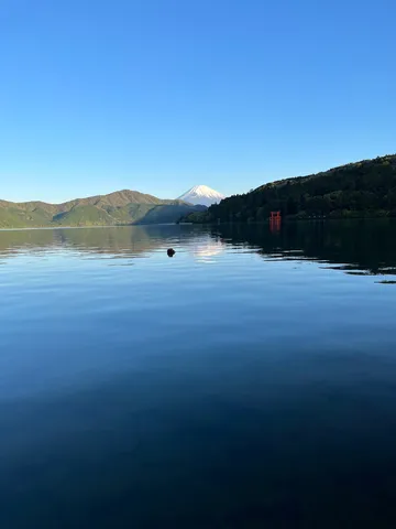 水辺に浮かぶ静かな対話