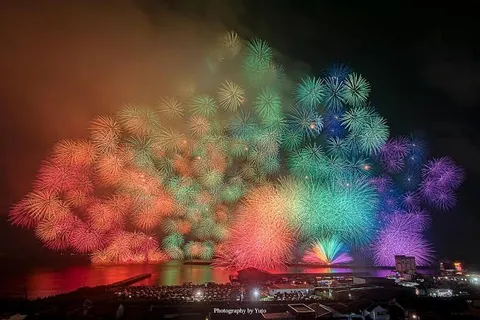 夜空に咲く虹色花火