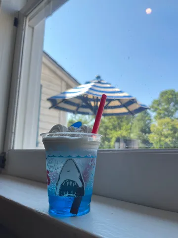 海風を飲む青い泡