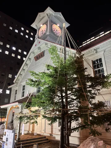 星空と時計台、時を告げる木々