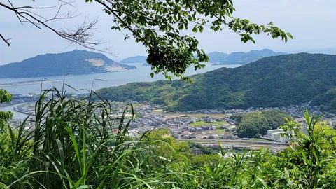 緑深き山の麓、海へと続く集落