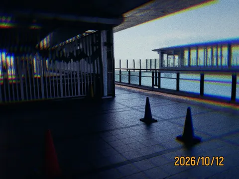 虹色の夜の桟橋