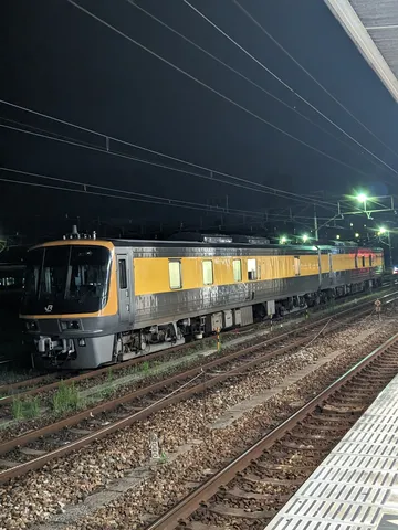 夜の線路に佇む黄色の列車