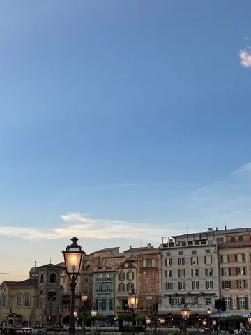 街角に灯る夕暮れの光