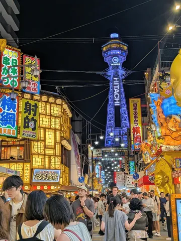 煌めくタワーと賑わう夜の街角