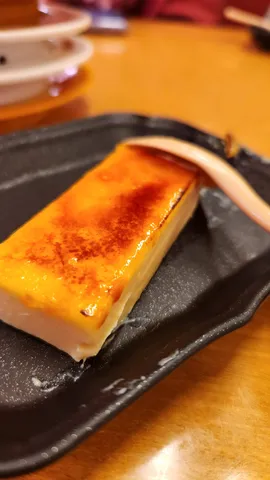 黒皿に映える黄金の甘味