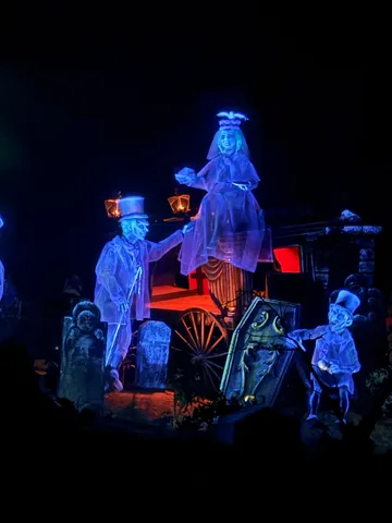 幽霊たちの幻想的な夜会