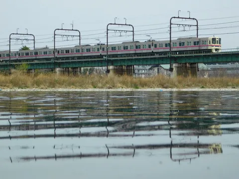川面に映る、静かな電車の走る風景