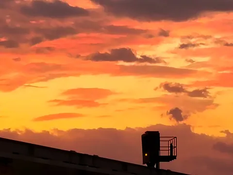 茜色の空と信号機