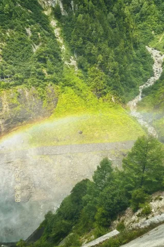 滝と虹の幻想的な風景