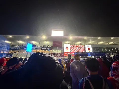 雨夜のサーキット、熱気と光