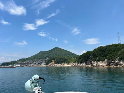 青い海と緑の島、夏空のコントラスト