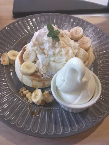 クリームたっぷり至福のパンケーキ
