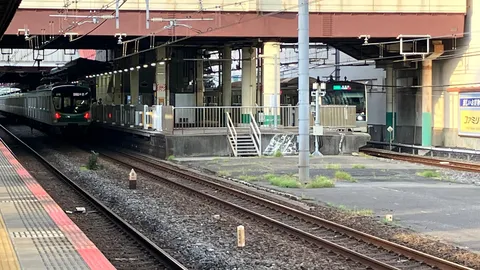駅の静かなる交差路