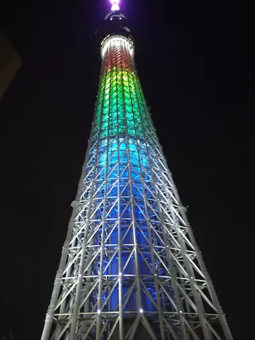 夜の風景に虹色をまとう塔