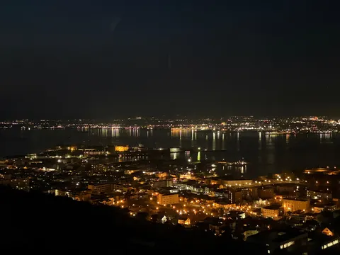 港町の夜景、光の海